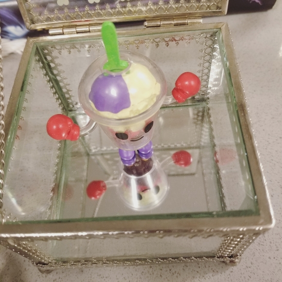 Nicole Miller box, bracelet included. - Picture 3 of 6